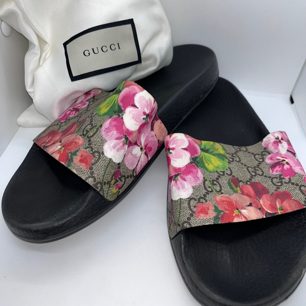 GUCCI GG Supreme Monogram Blooms Slide Sandals Beige Multicolor